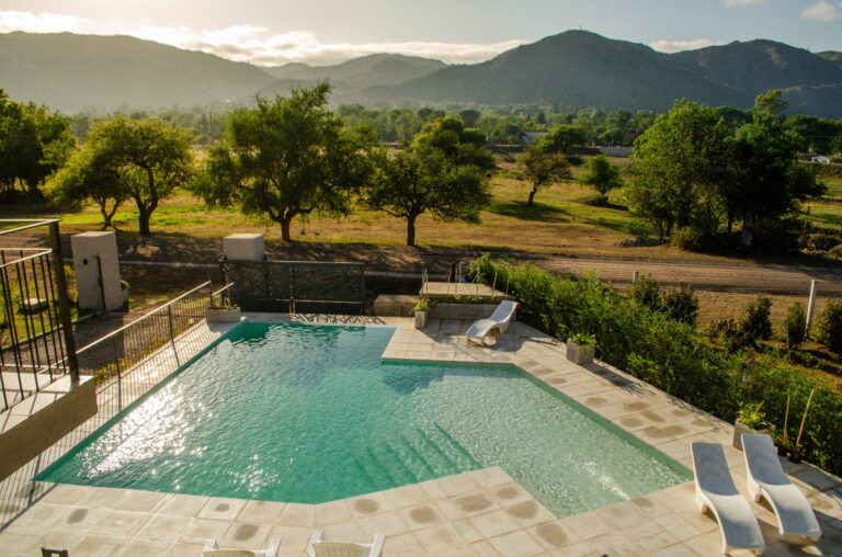 Zona de relax en las piletas o piscinas en Villa General Belgrano Cordoba